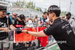 Zhou Guanyu (CHN) Alfa Romeo F1 Team with fans in the pits. 15.06.2023. Formula 1 World Championship, Rd 9, Canadian Grand Prix, Montreal, Canada, Preparation Day.