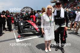 Valtteri Bottas (FIN) Alfa Romeo F1 Team with his mother Marianne Valimaa (FIN) on the grid. 04.06.2023. Formula 1 World Championship, Rd 8, Spanish Grand Prix, Barcelona, Spain, Race Day.