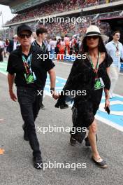  (L to R): Michael Douglas (USA) Actor with his wife Catherine Zeta-Jones (GBR) Actress  04.06.2023. Formula 1 World Championship, Rd 8, Spanish Grand Prix, Barcelona, Spain, Race Day.