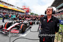 Guenther Steiner (ITA) Haas F1 Team Prinicipal on the grid. 04.06.2023. Formula 1 World Championship, Rd 8, Spanish Grand Prix, Barcelona, Spain, Race Day.