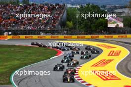 Max Verstappen (NLD) Red Bull Racing RB19 leads at the start of the race. 04.06.2023. Formula 1 World Championship, Rd 8, Spanish Grand Prix, Barcelona, Spain, Race Day.