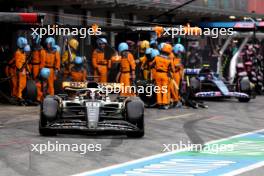 Oscar Piastri (AUS) McLaren MCL60 makes a pit stop. 04.06.2023. Formula 1 World Championship, Rd 8, Spanish Grand Prix, Barcelona, Spain, Race Day.