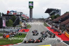 Max Verstappen (NLD) Red Bull Racing RB19 and Carlos Sainz Jr (ESP) Ferrari SF-23 battle for the lead at the start of the race. 04.06.2023. Formula 1 World Championship, Rd 8, Spanish Grand Prix, Barcelona, Spain, Race Day.