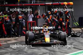 Max Verstappen (NLD) Red Bull Racing RB19 makes a pit stop. 04.06.2023. Formula 1 World Championship, Rd 8, Spanish Grand Prix, Barcelona, Spain, Race Day.