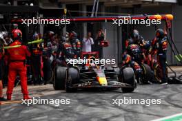 Max Verstappen (NLD) Red Bull Racing RB19 makes a pit stop. 04.06.2023. Formula 1 World Championship, Rd 8, Spanish Grand Prix, Barcelona, Spain, Race Day.