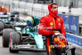 Carlos Sainz Jr (ESP) Ferrari in qualifying parc ferme. 03.06.2023. Formula 1 World Championship, Rd 8, Spanish Grand Prix, Barcelona, Spain, Qualifying Day.