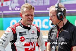 Kevin Magnussen (DEN) Haas F1 Team with Mark Slade (GBR) Haas F1 Team Race Engineer on the grid. 09.07.2023. Formula 1 World Championship, Rd 11, British Grand Prix, Silverstone, England, Race Day.