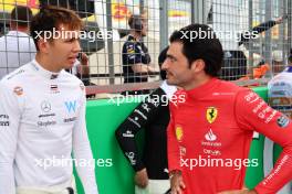 (L to R): Alexander Albon (THA) Williams Racing with Carlos Sainz Jr (ESP) Ferrari on the grid. 09.07.2023. Formula 1 World Championship, Rd 11, British Grand Prix, Silverstone, England, Race Day.