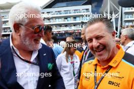 (L to R): Lawrence Stroll (CDN) Aston Martin F1 Team Investor with Zak Brown (USA) McLaren Executive Director on the grid. 09.07.2023. Formula 1 World Championship, Rd 11, British Grand Prix, Silverstone, England, Race Day.
