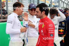 (L to R): Alexander Albon (THA) Williams Racing with Carlos Sainz Jr (ESP) Ferrari on the grid. 09.07.2023. Formula 1 World Championship, Rd 11, British Grand Prix, Silverstone, England, Race Day.