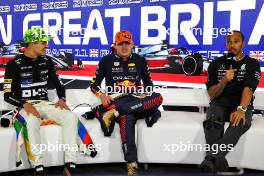 (L to R): Lando Norris (GBR) McLaren; Max Verstappen (NLD) Red Bull Racing; and Lewis Hamilton (GBR) Mercedes AMG F1, in the post race FIA Press Conference. 09.07.2023. Formula 1 World Championship, Rd 11, British Grand Prix, Silverstone, England, Race Day.