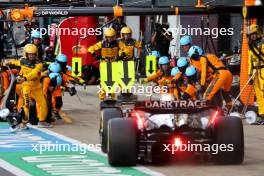 Oscar Piastri (AUS) McLaren MCL60 makes a pit stop. 09.07.2023. Formula 1 World Championship, Rd 11, British Grand Prix, Silverstone, England, Race Day.
