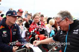 Otmar Szafnauer (USA) Alpine F1 Team, Team Principal with fans. 09.07.2023. Formula 1 World Championship, Rd 11, British Grand Prix, Silverstone, England, Race Day.
