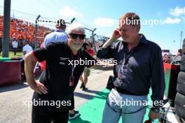 (L to R): Herbie Blash (GBR) FIA Permanent Senior Advisor to the FIA Race Directors / Porsche with Martin Brundle (GBR) Sky Sports Commentator on the grid. 23.07.2023. Formula 1 World Championship, Rd 12, Hungarian Grand Prix, Budapest, Hungary, Race Day.