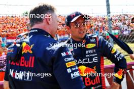 (L to R): Christian Horner (GBR) Red Bull Racing Team Principal with Sergio Perez (MEX) Red Bull Racing on the grid. 23.07.2023. Formula 1 World Championship, Rd 12, Hungarian Grand Prix, Budapest, Hungary, Race Day.