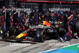 Max Verstappen (NLD) Red Bull Racing RB19 makes a pit stop. 23.07.2023. Formula 1 World Championship, Rd 12, Hungarian Grand Prix, Budapest, Hungary, Race Day.