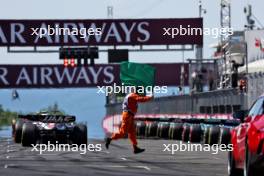 A marshal waves the green flag as the race starts. 23.07.2023. Formula 1 World Championship, Rd 12, Hungarian Grand Prix, Budapest, Hungary, Race Day.