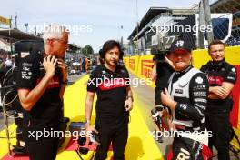 Valtteri Bottas (FIN) Alfa Romeo F1 Team on the grid with Alessandro Alunni Bravi (ITA) Alfa Romeo F1 Team Managing Director and Team Representative and Alexander Chan, Alfa Romeo F1 Team Race Engineer. 03.09.2023. Formula 1 World Championship, Rd 15, Italian Grand Prix, Monza, Italy, Race Day.