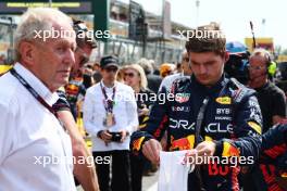 (L to R): Dr Helmut Marko (AUT) Red Bull Motorsport Consultant with Max Verstappen (NLD) Red Bull Racing on the grid. 03.09.2023. Formula 1 World Championship, Rd 15, Italian Grand Prix, Monza, Italy, Race Day.