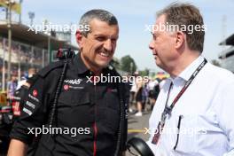 (L to R): Guenther Steiner (ITA) Haas F1 Team Prinicipal on the grid with Finn Rausing (SWE) Tetra Laval Co-Owner and Alfa Romeo F1 Team Co-Owner. 03.09.2023. Formula 1 World Championship, Rd 15, Italian Grand Prix, Monza, Italy, Race Day.