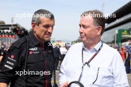Guenther Steiner (ITA) Haas F1 Team Prinicipal on the grid with Finn Rausing (SWE) Tetra Laval Co-Owner and Alfa Romeo F1 Team Co-Owner. 03.09.2023. Formula 1 World Championship, Rd 15, Italian Grand Prix, Monza, Italy, Race Day.