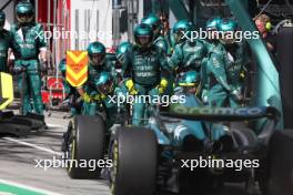 Fernando Alonso (ESP) Aston Martin F1 Team AMR23 makes a pit stop. 03.09.2023. Formula 1 World Championship, Rd 15, Italian Grand Prix, Monza, Italy, Race Day.