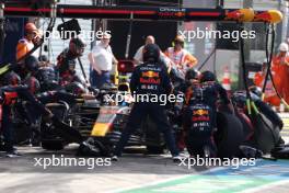 Sergio Perez (MEX) Red Bull Racing RB19 leaves the pits. 03.09.2023. Formula 1 World Championship, Rd 15, Italian Grand Prix, Monza, Italy, Race Day.