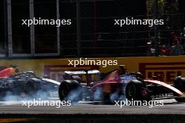 Carlos Sainz Jr (ESP) Ferrari SF-23 locks up under braking ahead of Max Verstappen (NLD) Red Bull Racing RB19. 03.09.2023. Formula 1 World Championship, Rd 15, Italian Grand Prix, Monza, Italy, Race Day.