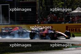 Carlos Sainz Jr (ESP) Ferrari SF-23 locks up under braking ahead of Max Verstappen (NLD) Red Bull Racing RB19. 03.09.2023. Formula 1 World Championship, Rd 15, Italian Grand Prix, Monza, Italy, Race Day.