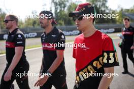 Zhou Guanyu (CHN) Alfa Romeo F1 Team walks the circuit with the team. 31.08.2023. Formula 1 World Championship, Rd 15, Italian Grand Prix, Monza, Italy, Preparation Day.