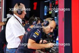 Gianpiero Lambiase (ITA) Red Bull Racing Engineer and Dr Helmut Marko (AUT) Red Bull Motorsport Consultant. 22.09.2023. Formula 1 World Championship, Rd 17, Japanese Grand Prix, Suzuka, Japan, Practice Day.
