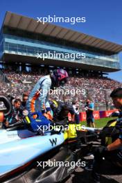 Alexander Albon (THA) Williams Racing FW45 on the grid. 24.09.2023. Formula 1 World Championship, Rd 17, Japanese Grand Prix, Suzuka, Japan, Race Day.