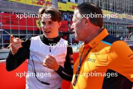 (L to R): Oscar Piastri (AUS) McLaren with Zak Brown (USA) McLaren Executive Director on the grid. 24.09.2023. Formula 1 World Championship, Rd 17, Japanese Grand Prix, Suzuka, Japan, Race Day.
