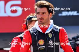 Carlos Sainz Jr (ESP) Ferrari on the grid. 24.09.2023. Formula 1 World Championship, Rd 17, Japanese Grand Prix, Suzuka, Japan, Race Day.