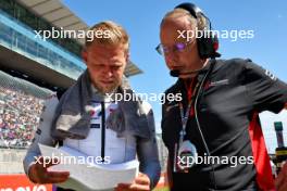 (L to R): Kevin Magnussen (DEN) Haas F1 Team with Mark Slade (GBR) Haas F1 Team Race Engineer on the grid. 24.09.2023. Formula 1 World Championship, Rd 17, Japanese Grand Prix, Suzuka, Japan, Race Day.