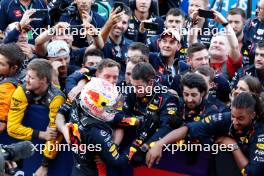 Race winner Max Verstappen (NLD) Red Bull Racing celebrates with the team in parc ferme. 24.09.2023. Formula 1 World Championship, Rd 17, Japanese Grand Prix, Suzuka, Japan, Race Day.