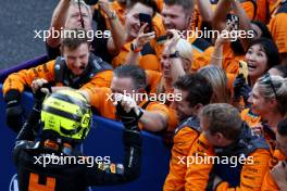 Lando Norris (GBR) McLaren MCL60 celebrates his second position with Zak Brown (USA) McLaren Executive Director and the team in parc ferme. 24.09.2023. Formula 1 World Championship, Rd 17, Japanese Grand Prix, Suzuka, Japan, Race Day.