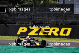 Sergio Perez (MEX) Red Bull Racing RB19 runs wide. 24.09.2023. Formula 1 World Championship, Rd 17, Japanese Grand Prix, Suzuka, Japan, Race Day.