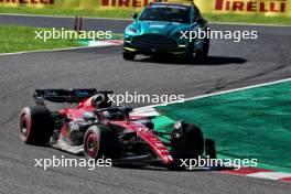 Valtteri Bottas (FIN) Alfa Romeo F1 Team C43 with front wing damage. 24.09.2023. Formula 1 World Championship, Rd 17, Japanese Grand Prix, Suzuka, Japan, Race Day.