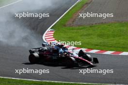 Valtteri Bottas (FIN) Alfa Romeo F1 Team C43 is hit by Logan Sargeant (USA) Williams Racing FW45. 24.09.2023. Formula 1 World Championship, Rd 17, Japanese Grand Prix, Suzuka, Japan, Race Day.