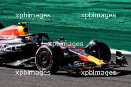 Sergio Perez (MEX) Red Bull Racing RB19 with front wing damage. 24.09.2023. Formula 1 World Championship, Rd 17, Japanese Grand Prix, Suzuka, Japan, Race Day.