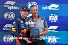 Max Verstappen (NLD) Red Bull Racing receives the Pirelli Pole Position Award from Mario Isola (ITA) Pirelli Racing Manager. 23.09.2023. Formula 1 World Championship, Rd 17, Japanese Grand Prix, Suzuka, Japan, Qualifying Day.