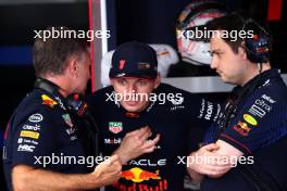 Max Verstappen (NLD) Red Bull Racing (Centre) with Christian Horner (GBR) Red Bull Racing Team Principal (Left). 23.09.2023. Formula 1 World Championship, Rd 17, Japanese Grand Prix, Suzuka, Japan, Qualifying Day.