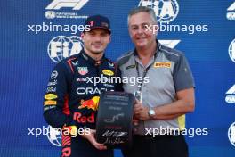 (L to R): Max Verstappen (NLD) Red Bull Racing reveives the Pirelli Pole Position Award from Mario Isola (ITA) Pirelli Racing Manager. 23.09.2023. Formula 1 World Championship, Rd 17, Japanese Grand Prix, Suzuka, Japan, Qualifying Day.
