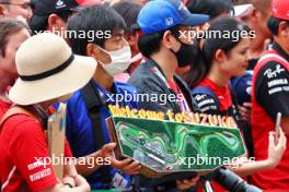 Circuit atmosphere - fans in the pits. 21.09.2023. Formula 1 World Championship, Rd 17, Japanese Grand Prix, Suzuka, Japan, Preparation Day.