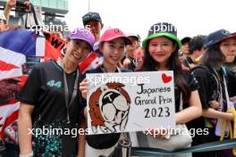 Circuit atmosphere - Lewis Hamilton (GBR) Mercedes AMG F1 fans in the pits. 21.09.2023. Formula 1 World Championship, Rd 17, Japanese Grand Prix, Suzuka, Japan, Preparation Day.