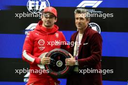 L to R): Charles Leclerc (MON) Ferrari receives the Pirelli Pole Position Award from Patrick Dempsey (USA) Actor.  17.11.2023. Formula 1 World Championship, Rd 22, Las Vegas Grand Prix, Las Vegas, Nevada, USA, Qualifying Day.