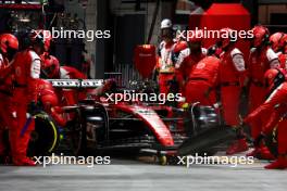 Charles Leclerc (MON) Ferrari SF-23 makes a pit stop. 18.11.2023. Formula 1 World Championship, Rd 22, Las Vegas Grand Prix, Las Vegas, Nevada, USA, Race Day.
