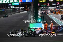 Lewis Hamilton (GBR) Mercedes AMG F1 W14 and Sergio Perez (MEX) Red Bull Racing RB19. 18.11.2023. Formula 1 World Championship, Rd 22, Las Vegas Grand Prix, Las Vegas, Nevada, USA, Race Day.
