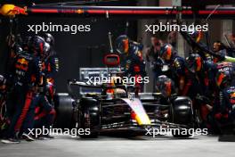  Max Verstappen (NLD) Red Bull Racing RB19 makes a pit stop. 18.11.2023. Formula 1 World Championship, Rd 22, Las Vegas Grand Prix, Las Vegas, Nevada, USA, Race Day.